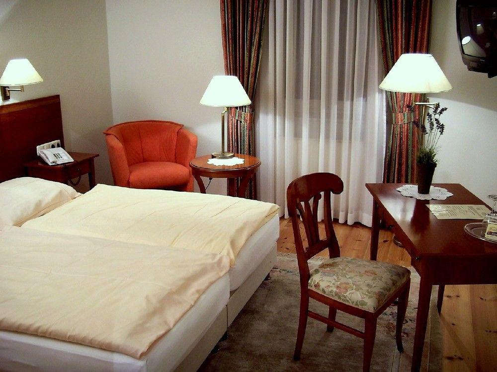 Hotel Garni Schlossgarten Neustrelitz Esterno foto