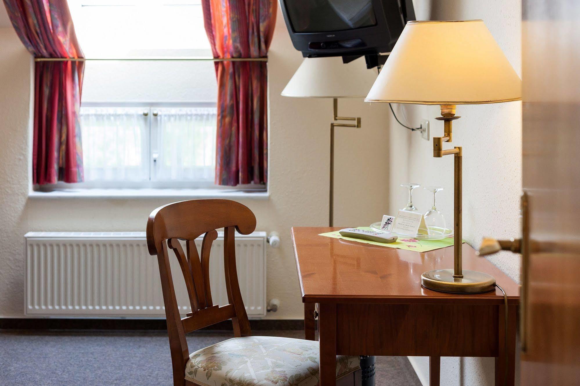 Hotel Garni Schlossgarten Neustrelitz Esterno foto