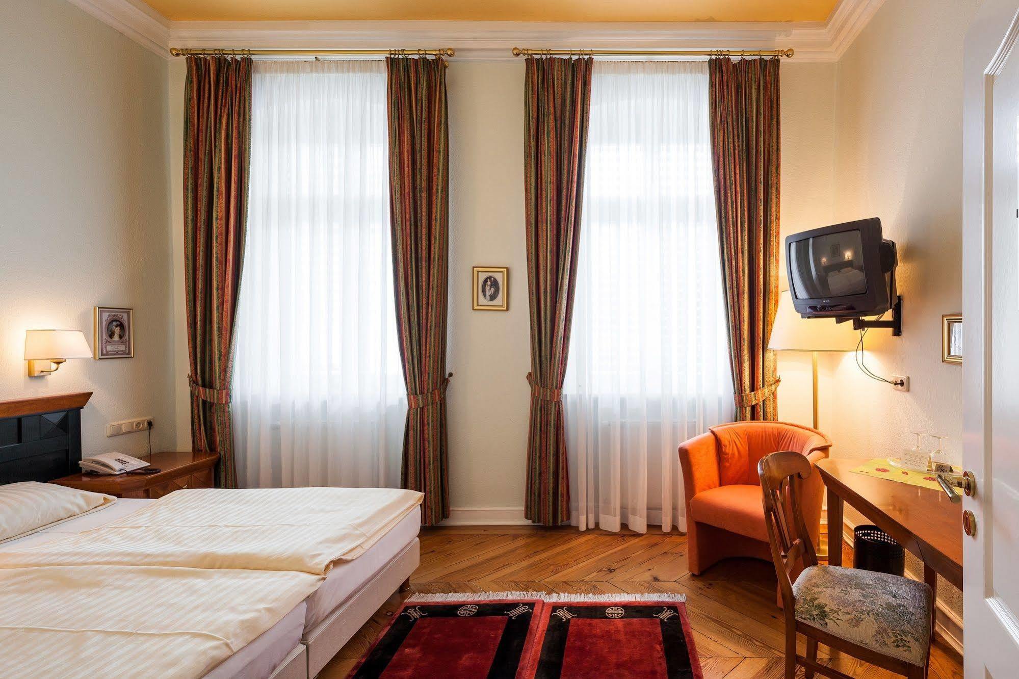 Hotel Garni Schlossgarten Neustrelitz Esterno foto